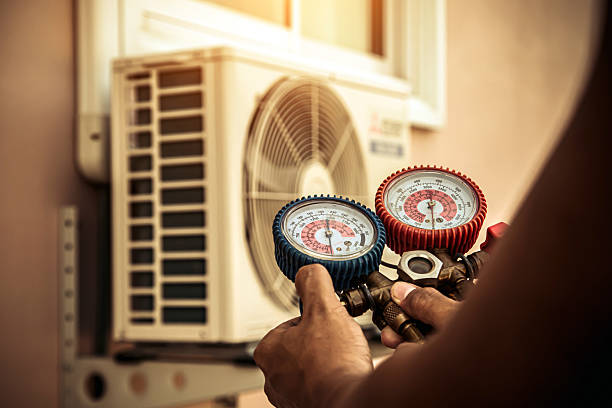 Professional Hvac technician working in Holiday, FL